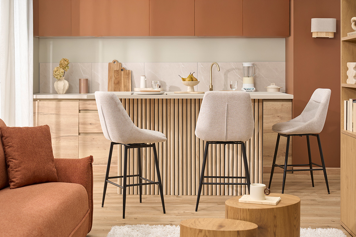 Tabourets de bar pivotants 360� en tissu effet velours textur� beige et m�tal H66 cm (lot de 2) ALESS