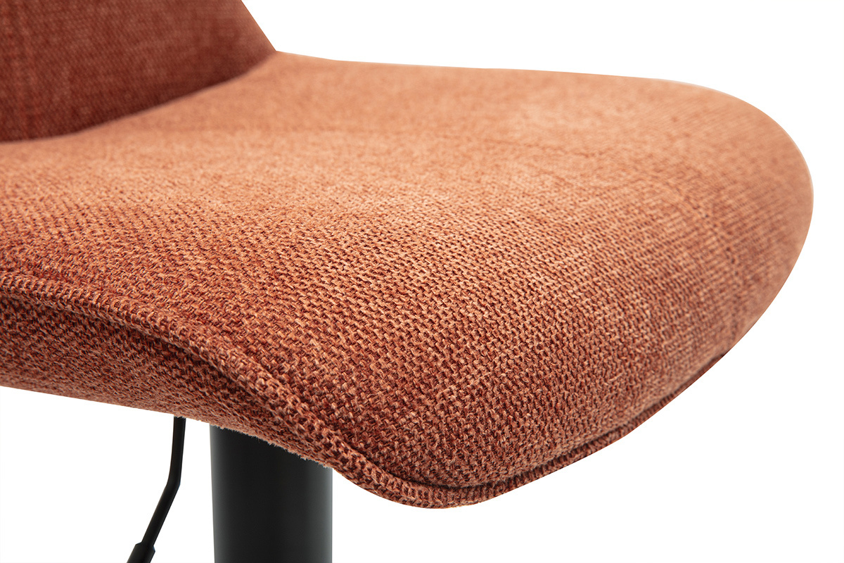 Gros plan sur l'assise en tissu effet velours terre br�l�e d'un tabouret.
