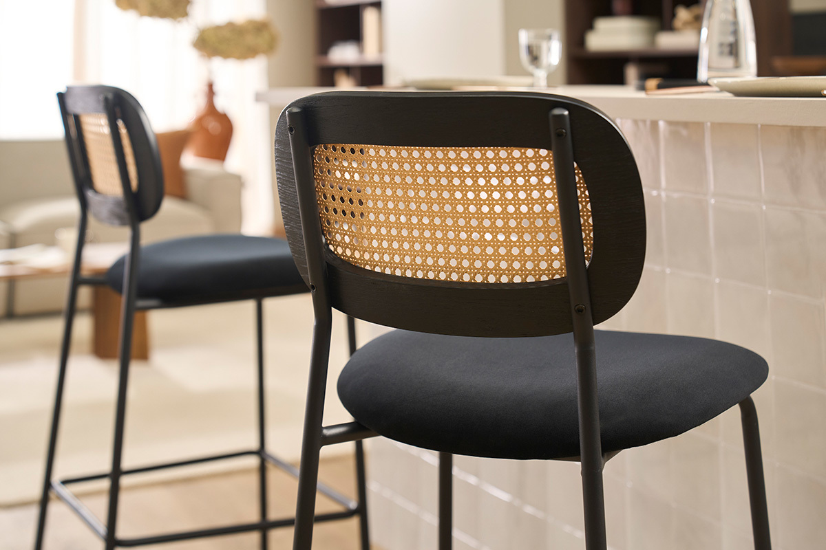 Tabourets en velours noir et rotin avec dossier en m�tal noir, vue de dos, int�rieur moderne.