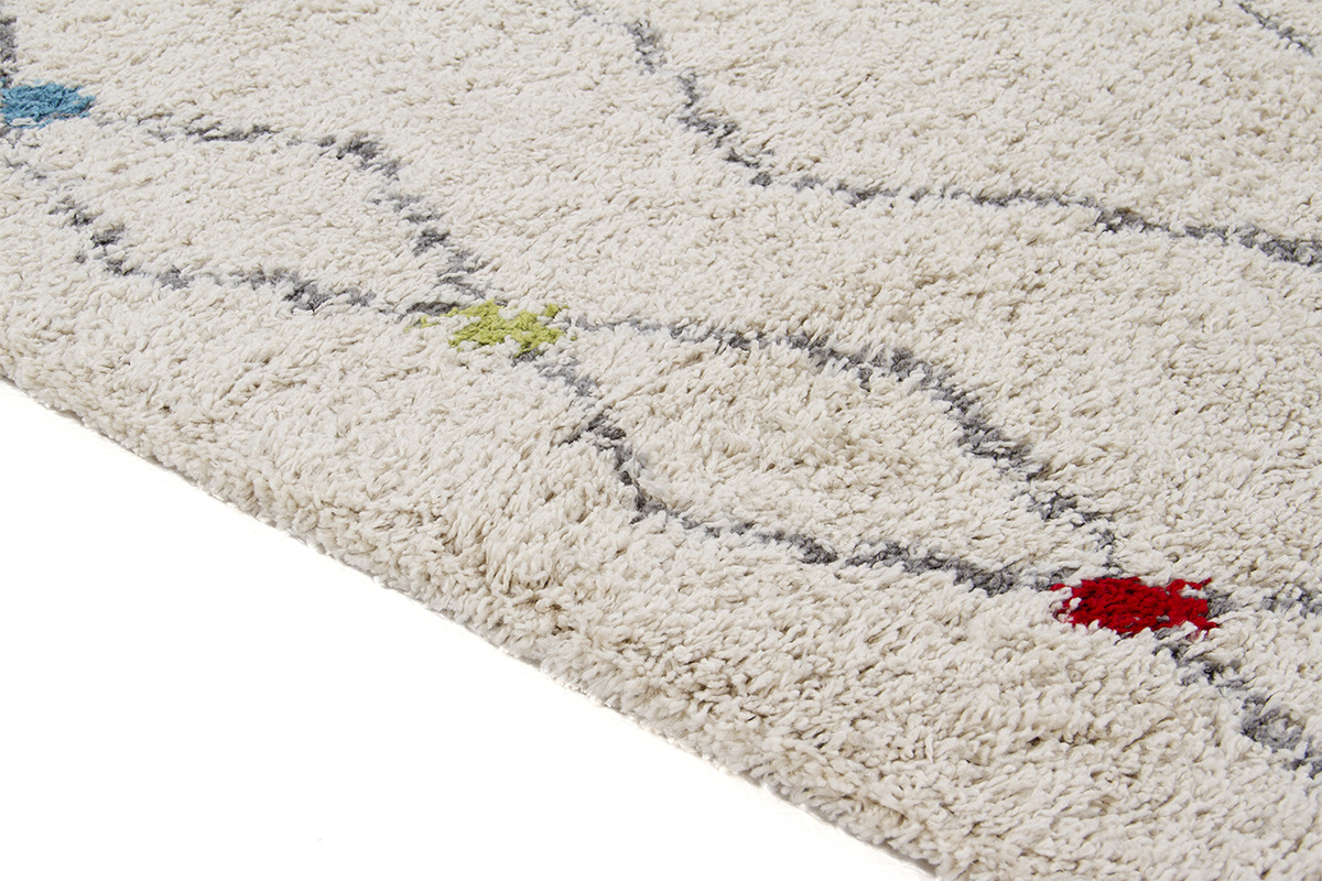 Tapis rectangulaire beige � motifs losanges, vue de c�t� zoom�e.