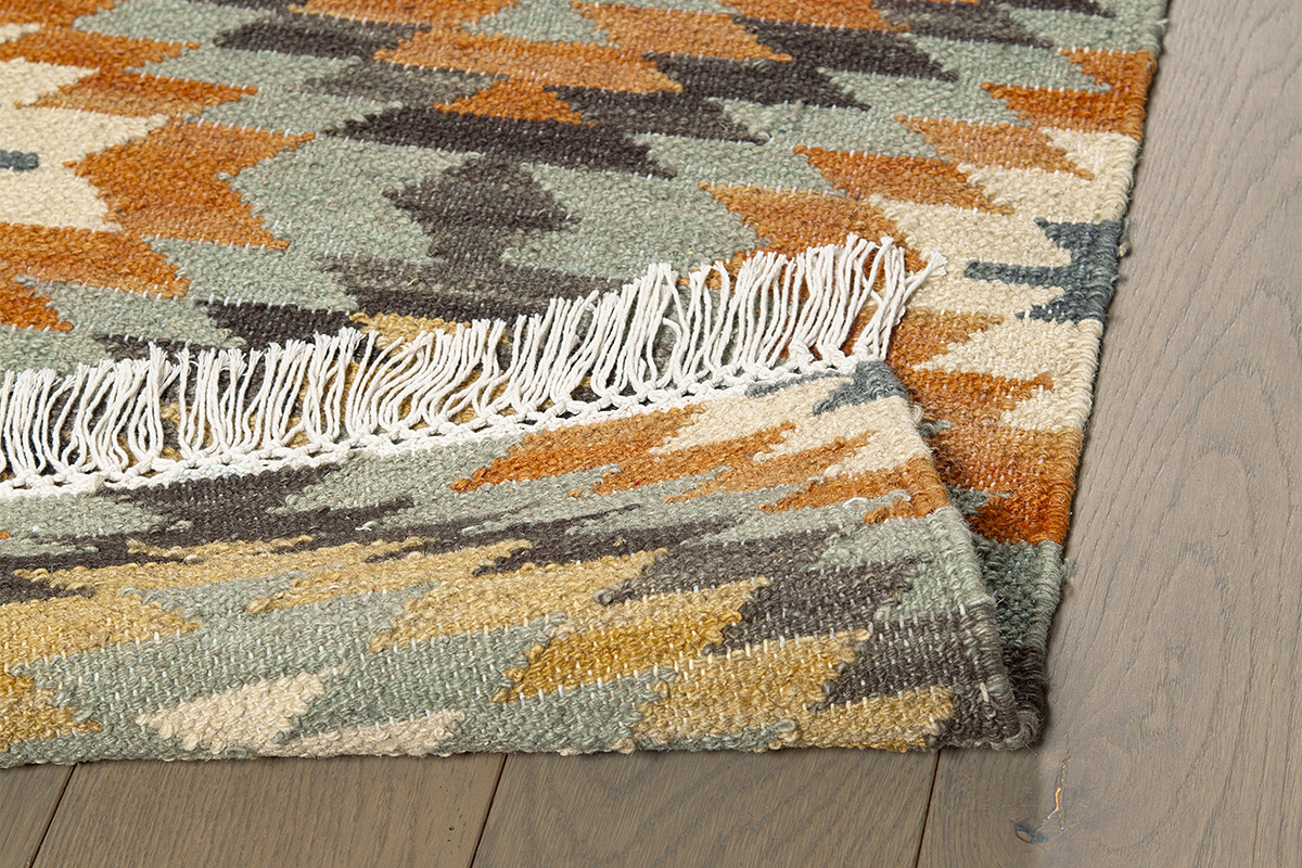 Tapis berb�re multicolore avec motifs losanges et franges blanches, d�tails de texture.